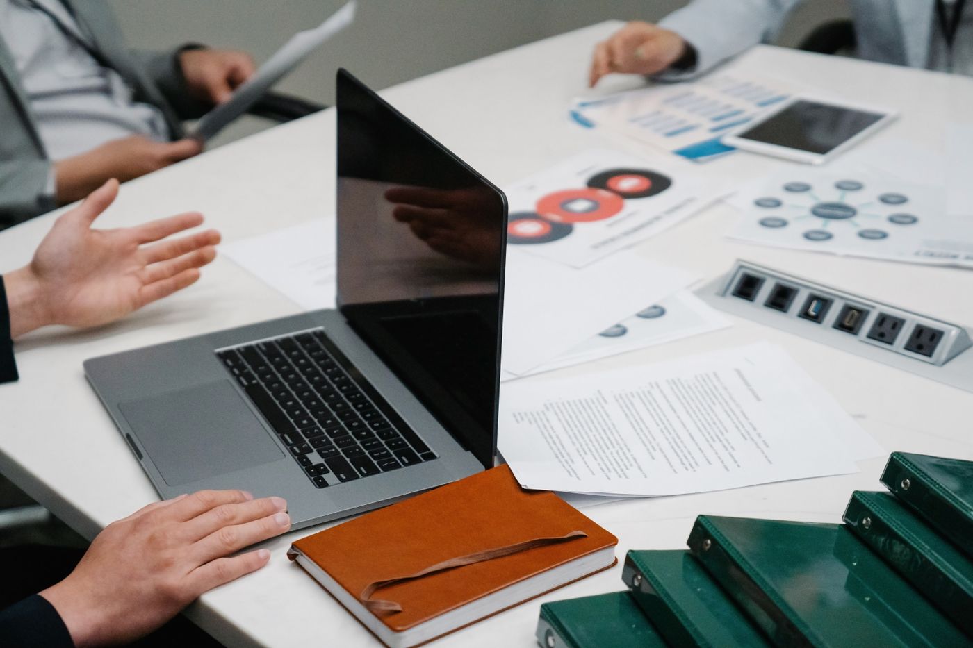 Komanda aptaria dokumentus ir finansinius grafikus